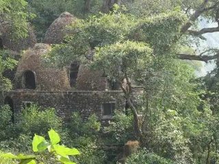 800px-Meditation_chambers_at_the_old_Maharishi_Mahesh_Yogi_Ashram_now_in_ruins_Muni_Ki_Reti